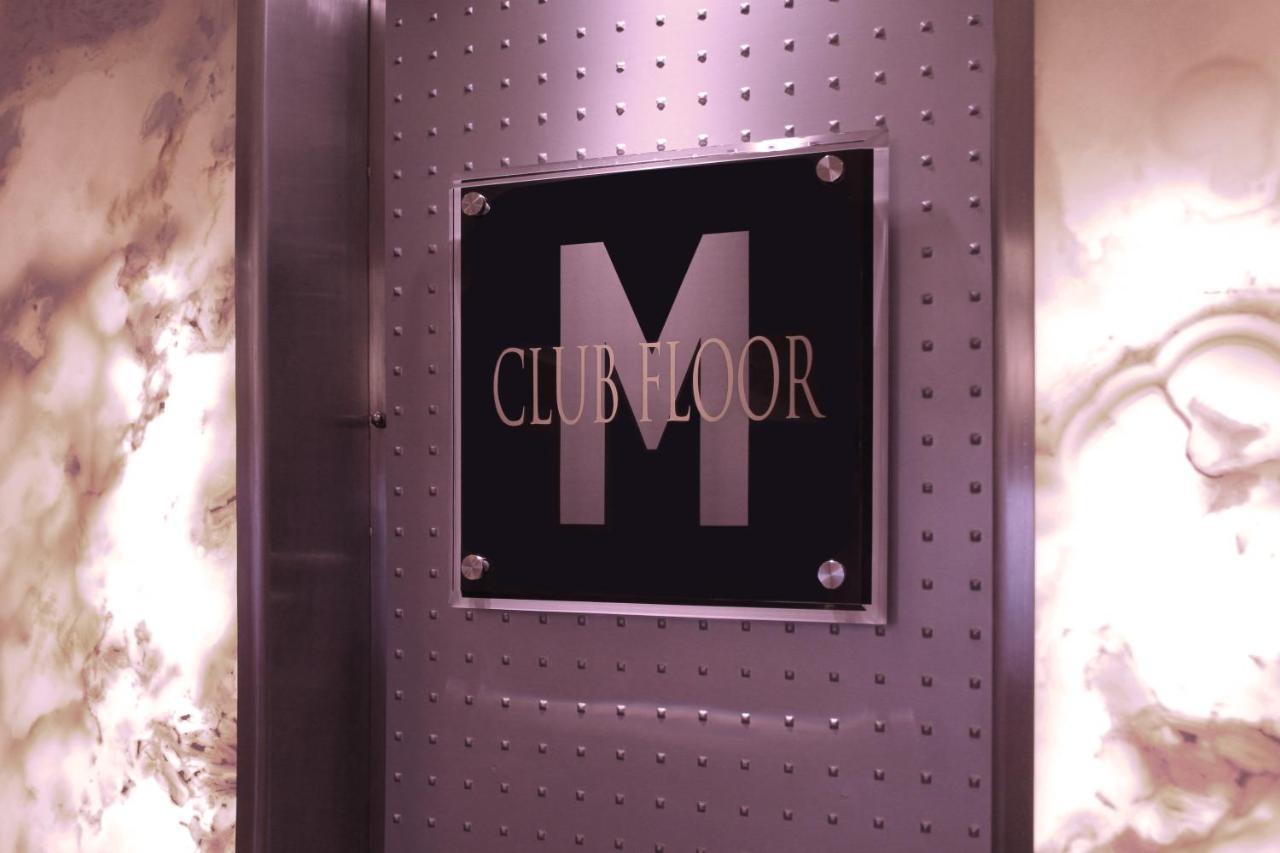 M Hotel Singapore City Centre Eksteriør bilde Club Floor elevator sign
