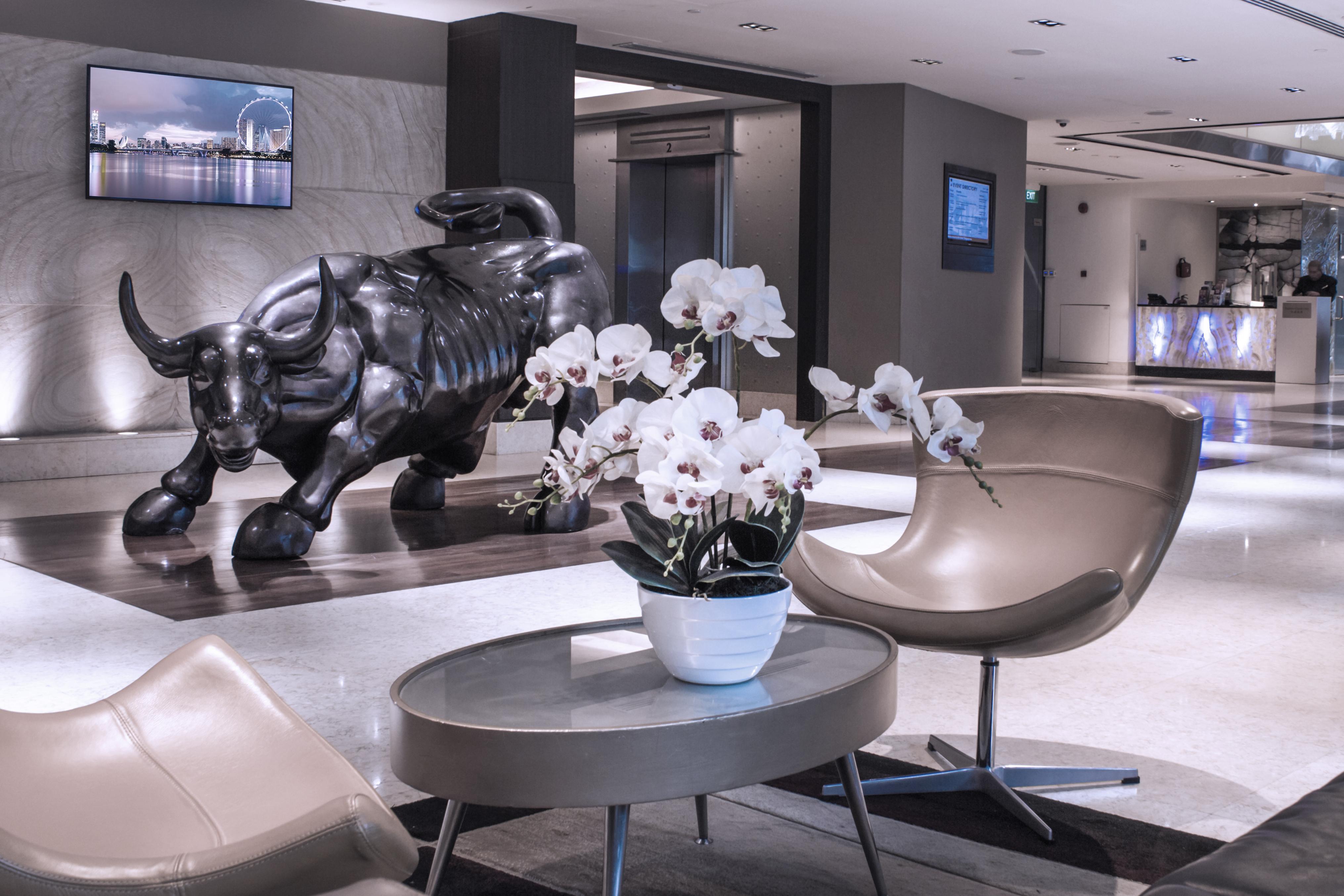 M Hotel Singapore City Centre Eksteriør bilde The Bull, sculpture by David Mach, at the entrance of the hotel
