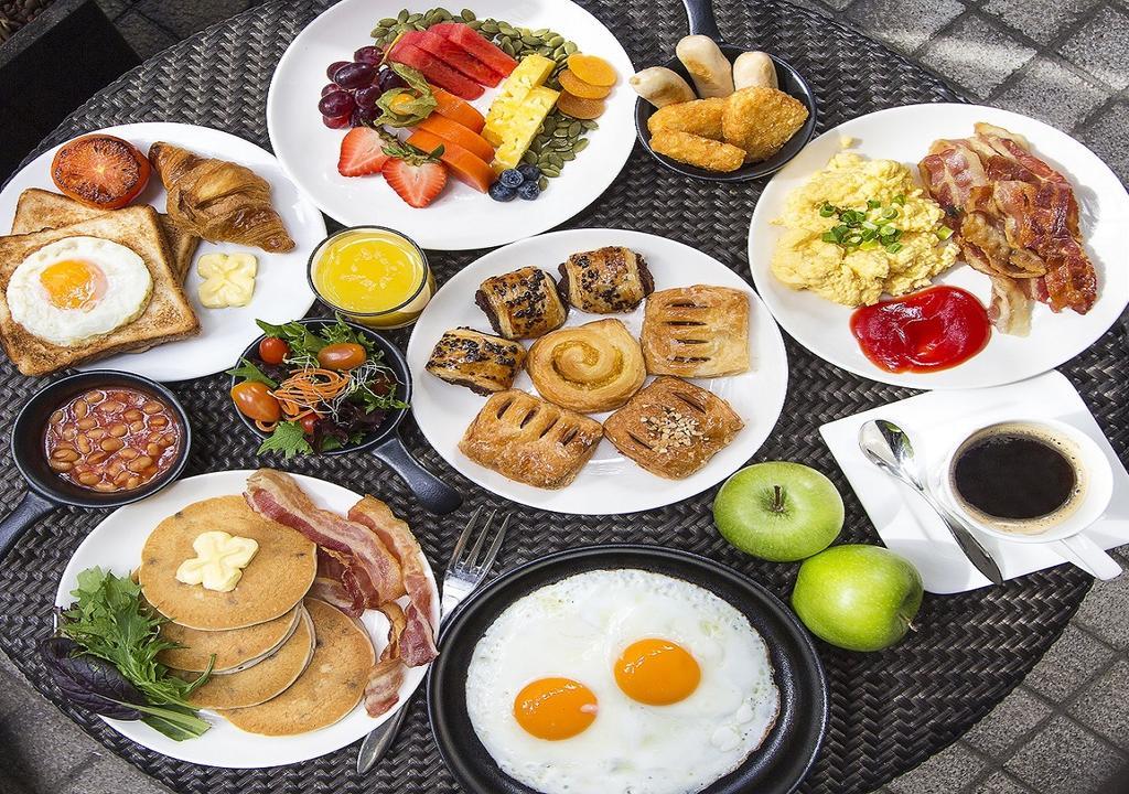 M Hotel Singapore City Centre Eksteriør bilde A selection of breakfast foods