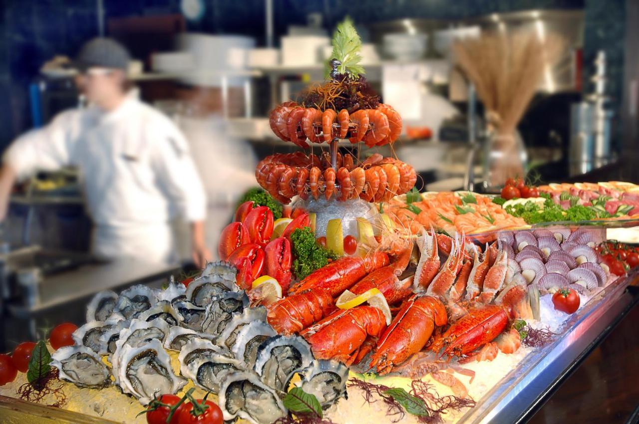 M Hotel Singapore City Centre Eksteriør bilde Seafood display at a restaurant